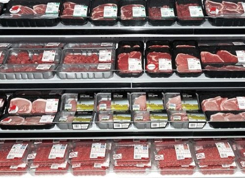 泉州的這家超市太坑爹了吧 市民買一斤豬舌,下面居然疊了6個(gè)盤子